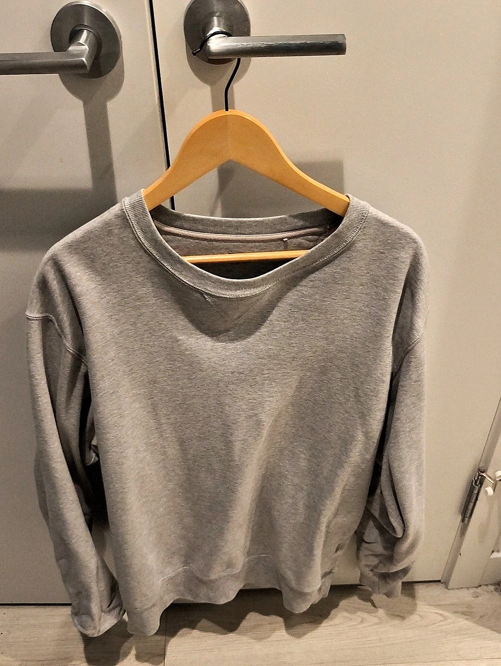 Uniqlo Gray Crewneck Sweatshirt Size Large